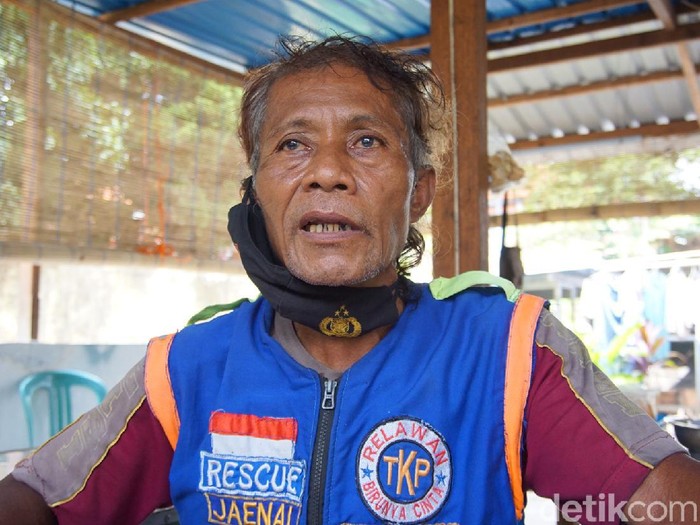 Usia senja tak membuat Achmad Zaenuri (63) berhenti menjadi relawan. Bahkan, di usia tuanya itu dia tak gentar menjadi anggota tim pemakaman korban COVID-19 di Kota Mojokerto.