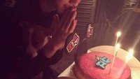 Momen ulang tahun Ji Soo bersama kue tart juga sering sekali ia unggah ke Instagram. Seperti momen ultahnya ini. Foto: Instagram @actor_jisoo