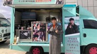Sahabatnya yaitu Nam Joo Hyuk juga sempat mengirimkan coffee truck ke lokasi syuting Ji Soo. Ia pun mengabadikannya di akun Instagram. Foto: Instagram @actor_jisoo