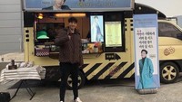 Seperti saat ia mendapatkan coffee truck dari penggemarnya. Ia tampak senang dan mengabadikan momennya. Foto: Instagram @actor_jisoo