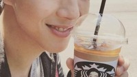 Di sela break syuting, Ji Soo tampak menikmati segelas es kopi. Sepertinya ia menyukai kopi tersebut. Foto: Instagram @actor_jisoo