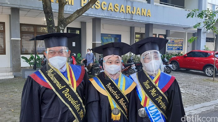 Bapak-ibu dan anak sekeluarga asal Brebes ini kompak wisuda bareng hari ini Bapak-ibu dan anak sekeluarga asal Brebes ini kompak wisuda bareng di lapangan Mas Mansoer, Kampus I UMP, Desa Dukuhwaluh, Kecamatan Kembaran, Purwokerto, Sabtu (6/3/2021).