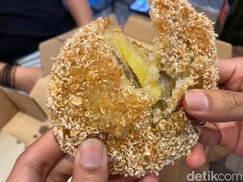 Baru! Ini Pisang Goreng Bentuk Pizza yang Lagi Ngehits