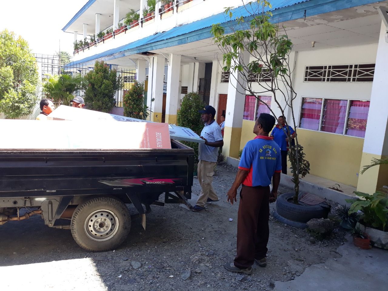 Belakos atau mobil Pick Up di Papua
