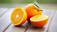Semua jenis buah citrus seperti jeruk, lemon, dan jeruk nipis cukup ditaruh di keranjang buah di luar kulkas. Pastikan ruangannya dingin, kering, dan memiliki ventilasi yang bagus agar kualitas jeruk bisa bertahan lama.