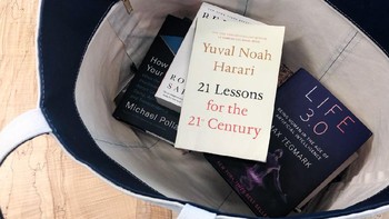 Kemana-mana ia selalu membaw buku. Belakangan ini, aku memang mengunjungi tempat tempat menarik, bertemu dengan para ilmuwan, dan menyaksikan banyak kuliah online. Tapi membaca masih tetap menjadi cara utama bagiku untuk mempelajari hal-hal baru dan menguji pemahamanku,” Foto: Facebook