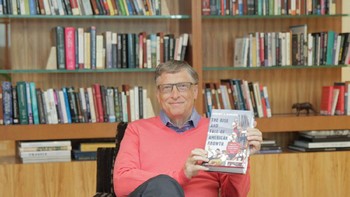 Bill Gates pun sering merekomendasikan atau review buku yang ia anggap perlu dan penting untuk dibaca. “Salah satu alasan utama aku memulai blog memang adalah untuk membagikan pemikiranku soal apa yang kubaca. Jadi menyenangkan melihat orang menulis reaksi dan rekomendasi mereka di kolom komentar,” katanya. Foto: Facebook