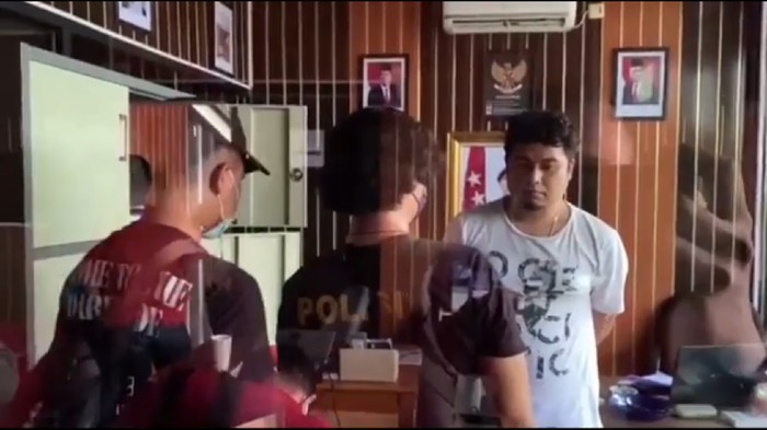 Detik-detik penyergapan pelaku penculikan di Tebet, Jaksel. Foto bersumber dari screen shot video dari polisi di Jaksel.