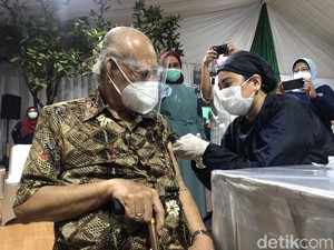 Momen Emil Salim Eks Menteri Lingkungan Hidup Vaksinasi COVID-19 di Umur 91