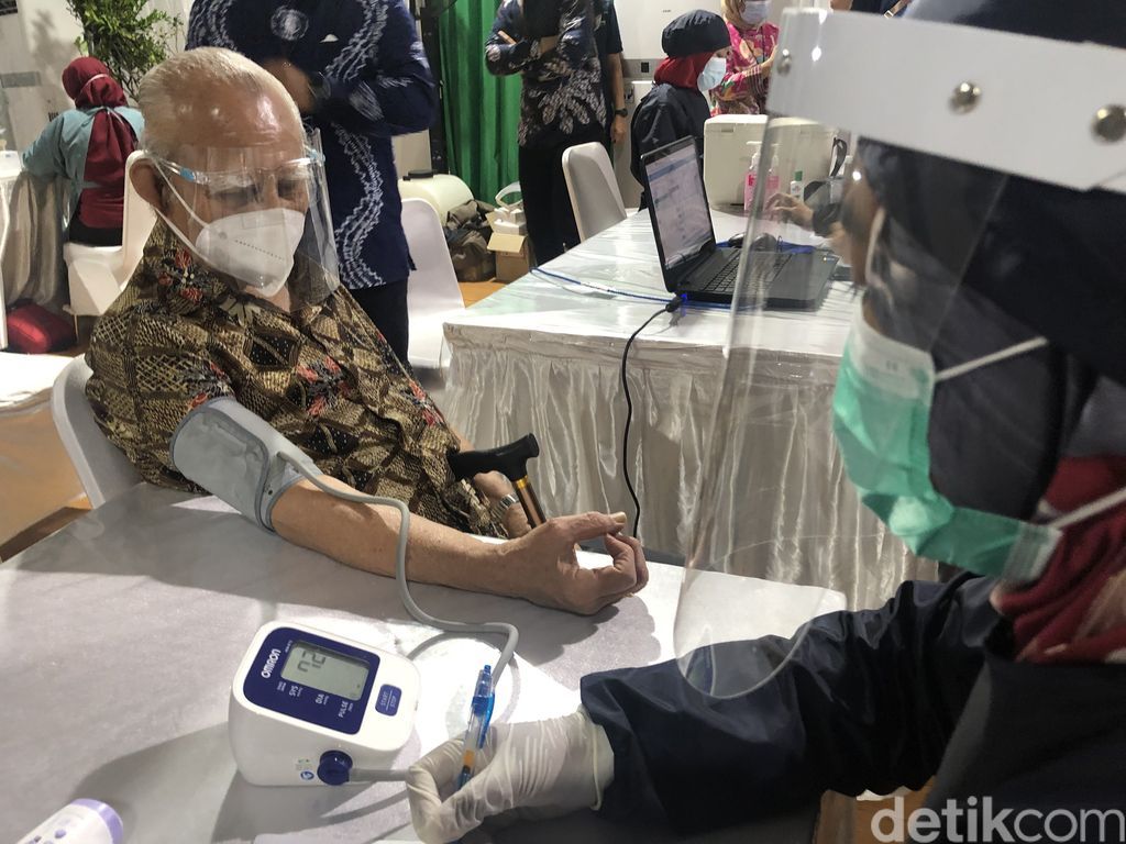 Emil Salim, (91) mantan Menteri Lingkungan Hidup menerima vaksin Covid-19. (Foto: Khadijah Nur Azizah/detikHealth) Emil Salim, (91) mantan Menteri Lingkungan Hidup menerima vaksin Covid-19. (Foto: Khadijah Nur Azizah/detikHealth)
