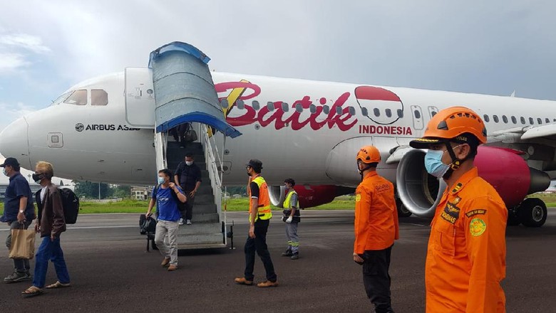Evakuasi penumpang dari pesawat Batik Air yang Putar Balik di Jambi
