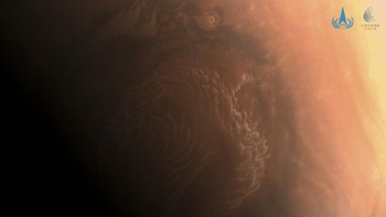 Salah satu foto beresolusi tinggi yang diambil oleh Tianwen-1 dari orbit Mars. Foto: CNSA