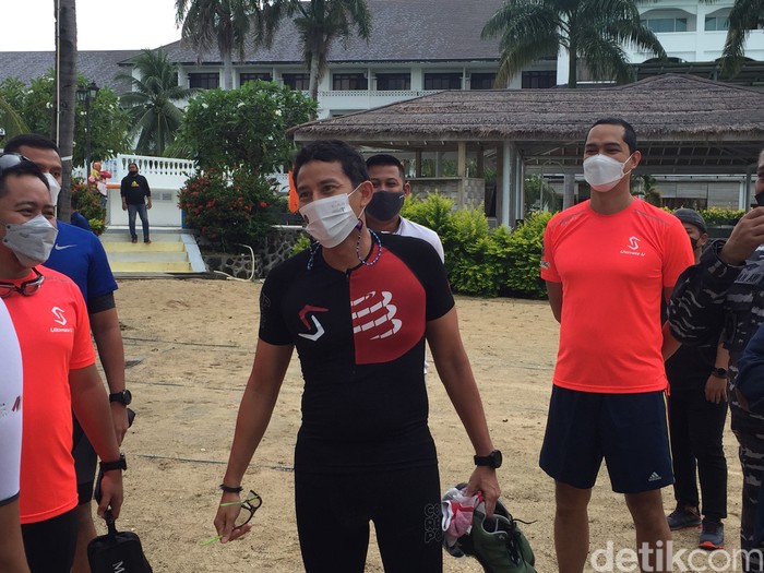 Menteri Pariwisata dan Ekonomi Kreatif (Menparekraf) Sandiaga Uno menjalani aquathlon di Likupang saat hujan. Sebagai tes ombak triathlon series April nanti.