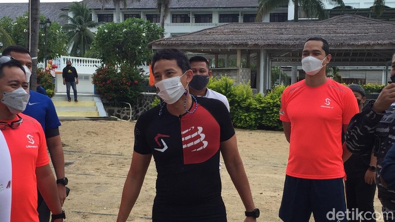 Gerimis Tak Halangi Sandiaga Jajal Aquathlon di Likupang Menteri Pariwisata dan Ekonomi Kreatif (Menparekraf) Sandiaga Uno menjalani aquathlon di Likupang saat hujan. Sebagai tes ombak triathlon series April nanti.