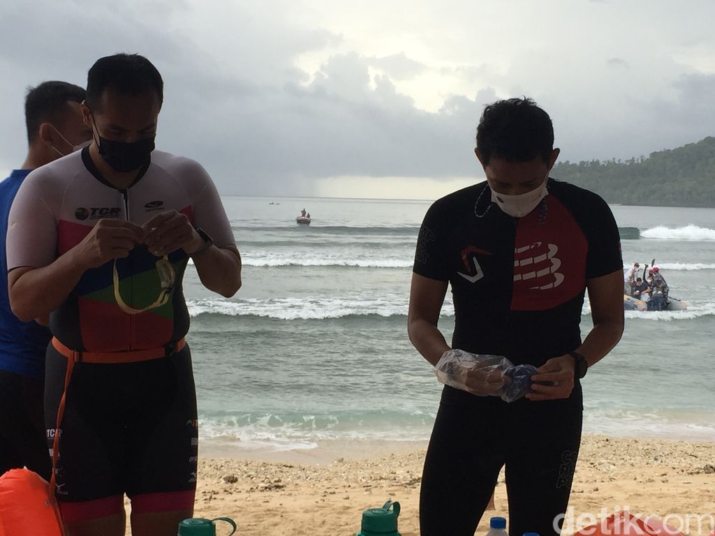 Menteri Pariwisata dan Ekonomi Kreatif (Menparekraf) Sandiaga Uno menjalani aquathlon di Likupang saat hujan. Sebagai tes ombak triathlon series April nanti.