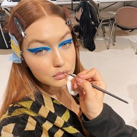 Dalam fashion show tersebut, Gigi Hadid tampil dengan riasan bold. Dia dirias dengan eyeliner biru elektrik yang membuat penampilannya tidak menoton.  Foto: dok. Instagram