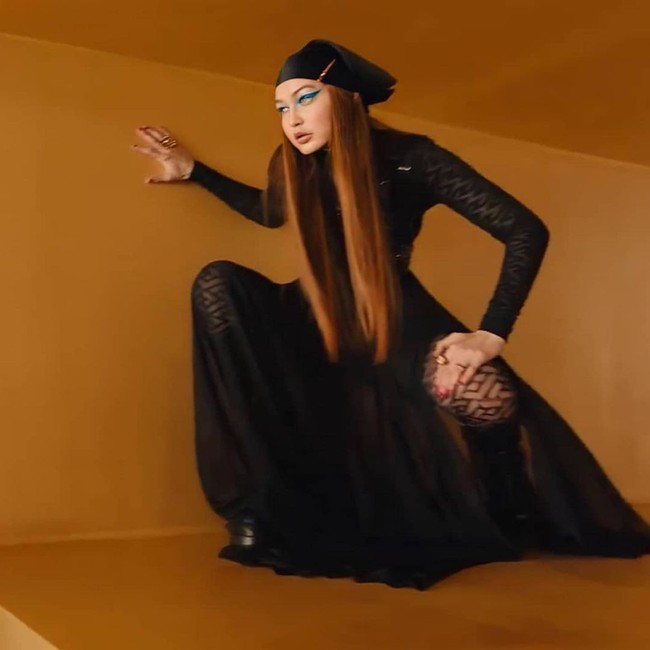 Tak butuh waktu berlama-lama bagi Gigi Hadid untuk cuti dari dunia catwalk. Setelah enam bulan melahirkan, Gigi Hadid akhirnya balik lagi berjalan di runway dengan tubuh yang sudah kembali seperti gadis lagi. Foto: dok. Instagram