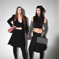 Dalam fashion show Versace itu, Gigi Hadid juga berjalan bersama saudarinya Bella Hadid. Inilah penampilan kompak kakak beradik tersebut.  Foto: dok. Instagram Vogue