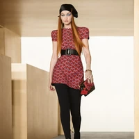 Dalam penampilan lainnya, Gigi Hadid tampil ala Parisian. Supermodel 25 tahun itu menggunakan mini dress bermotif yang dilengkapi dengan stocking dan topi baret.  Foto: dok. Versace