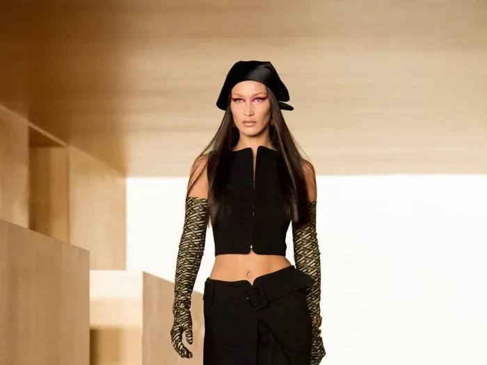 Gigi Hadid di fashion show Versace