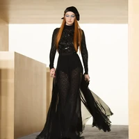 Inilah penampilan pertama Gigi Hadid setelah melahirkan. Gigi Hadid tampil untuk memeragakan koleksi terbaru Versace.  Foto: dok. Versace