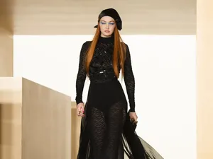 6 Penampilan Pertama Gigi Hadid Balik ke Catwalk Setelah 6 Bulan Melahirkan