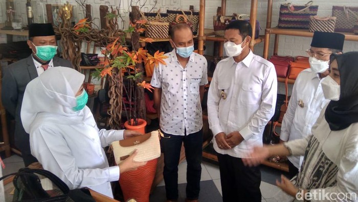 Gubernur Jatim Khofifah Indar Parawansa akan membangun sinergitas untuk mendukung potensi yang dimiliki Lamongan. Sinergitas ini akan dilakukan dengan jejaring digitalisasi sistem.