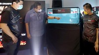 (Ki-ka) Michael Leonard (owner Iseereds Jakarta), Ketua MPR RI Bambang Soesatyo, Edy (owner Iseereds Jakarta) saat menyaksikan salah satu ikan hias terbaik didunia Arwana jenis Super Red Kumpai F3, di acara Iseereds Charity and Champion League Arowana Competition & Expo yang digelar pada 3-7 Maret 2021 di Pacific Place Mall, Jakarta. Foto: dok. Iseereds