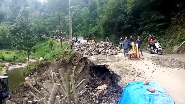Setelah dilakukan perbaikan, bahu jalan di Dusun Lebaksari, Desa Ngroto, Kecamatan Pujon, Kabupaten Malang kembali ambles. Jalan hanya bisa dilalui kendaraan roda dua saja.
