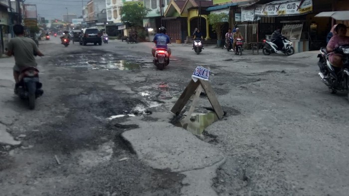Jalan Sirandorung Rantauprapat Sumut Rusak Parah