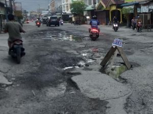 Jalan Sirandorung Rantauprapat Sumut Rusak Parah, Warga Ancam Gugat Pemerintah