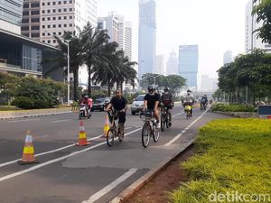 Dijaga Petugas, Tak Ada Lagi Pemotor Masuk Jalur Sepeda di Jl Sudirman Pagi Ini