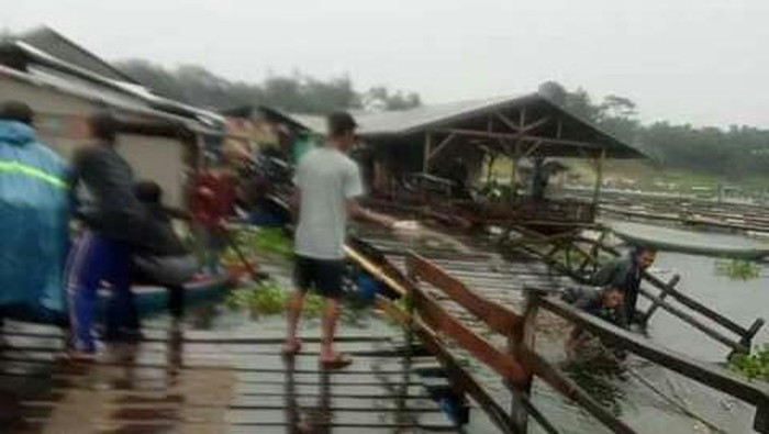 Jembatan apung Surapatin di waduk saguling putus