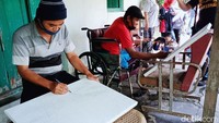 Mereka melukis dengan beragam tema.