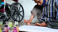 Warga difabel dilatih untuk melukis dengan keterbatasan fisik yang dimiliki guna menjaga kreativitas mereka.