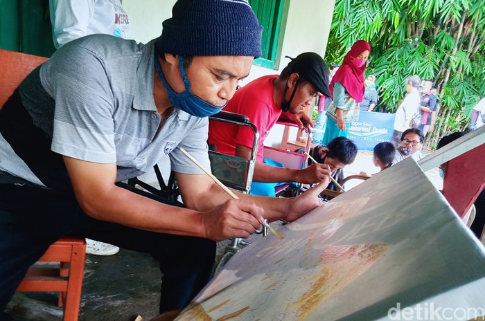 Sanggar Seni Mewarnai Dunia di Klaten menggelar pelatihan melukis kepada warga penyandang disabilitas. Pelatihan diikuti warga dari berbagai kecamatan.