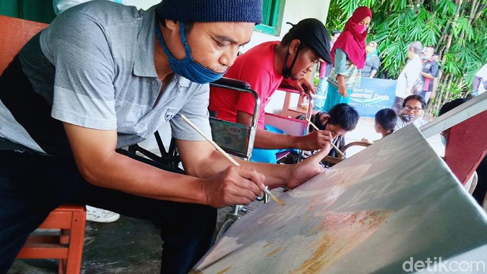 Menjaga Kreativitas, Warga Difabel di Klaten Belajar Melukis Sanggar Seni Mewarnai Dunia di Klaten menggelar pelatihan melukis kepada warga penyandang disabilitas. Pelatihan diikuti warga dari berbagai kecamatan.