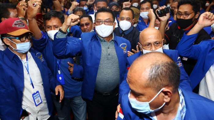 Moeldoko menyampaikan pidato perdana saat Kongres Luar Biasa (KLB) Partai Demokrat di The Hill Hotel Sibolangit, Deli Serdang, Sumatera Utara, Jumat (5/3/2021).  Berdasarkan hasil KLB, Moeldoko terpilih menjadi Ketua Umum Partai Demokrat periode 2021-2025. ANTARA FOTO/Endi Ahmad/Lmo/aww.