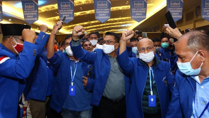 Moeldoko menyampaikan pidato perdana saat Kongres Luar Biasa (KLB) Partai Demokrat di The Hill Hotel Sibolangit, Deli Serdang, Sumatera Utara, Jumat (5/3/2021).  Berdasarkan hasil KLB, Moeldoko terpilih menjadi Ketua Umum Partai Demokrat periode 2021-2025. ANTARA FOTO/Endi Ahmad/Lmo/aww.