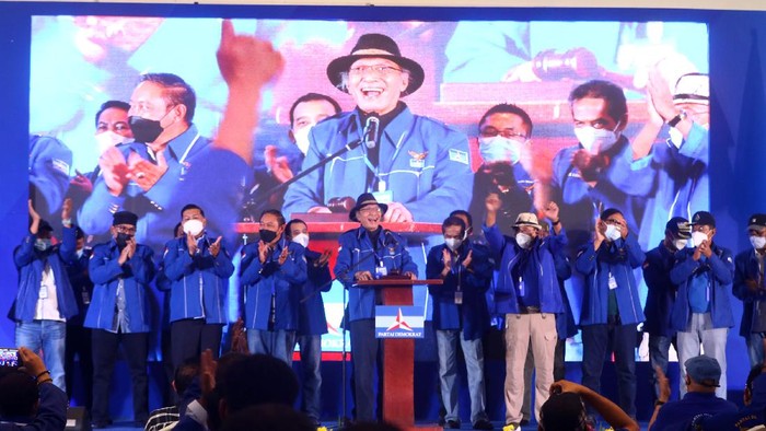 Moeldoko menyampaikan pidato perdana saat Kongres Luar Biasa (KLB) Partai Demokrat di The Hill Hotel Sibolangit, Deli Serdang, Sumatera Utara, Jumat (5/3/2021).  Berdasarkan hasil KLB, Moeldoko terpilih menjadi Ketua Umum Partai Demokrat periode 2021-2025. ANTARA FOTO/Endi Ahmad/Lmo/aww.
