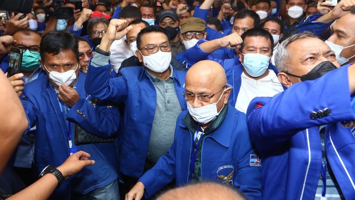 Moeldoko menyampaikan pidato perdana saat Kongres Luar Biasa (KLB) Partai Demokrat di The Hill Hotel Sibolangit, Deli Serdang, Sumatera Utara, Jumat (5/3/2021).  Berdasarkan hasil KLB, Moeldoko terpilih menjadi Ketua Umum Partai Demokrat periode 2021-2025. ANTARA FOTO/Endi Ahmad/Lmo/aww.