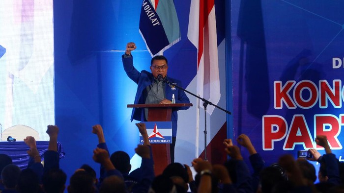 Moeldoko menyampaikan pidato perdana saat Kongres Luar Biasa (KLB) Partai Demokrat di The Hill Hotel Sibolangit, Deli Serdang, Sumatera Utara, Jumat (5/3/2021).  Berdasarkan hasil KLB, Moeldoko terpilih menjadi Ketua Umum Partai Demokrat periode 2021-2025. ANTARA FOTO/Endi Ahmad/Lmo/aww.