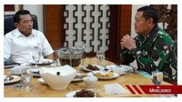Begini momen makan siang yang akrab antara Moeldoko dan KASAL Laksamana TNI Yudo Margono. Saat itu ia memberi selamat atas jabatan baru rekannya tersebut. Foto: Instagram dr_moeldoko