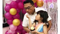 Dekat dengan sang cucu, Moeldoko ikut bahagia merayakan ulang tahun cucunya yang ke-5 tahun lalu. Ia pun mau menerima suapan kue dari cucunya. Foto: Instagram dr_moeldoko
