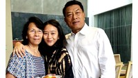 Kalau ini momen Moeldoko saat merayakan hari ulang tahun anak perempuannya. Tradisi di keluarga mereka adalah menikmati tumpeng saat ada yang memperingati hari lahir. Foto: Instagram dr_moeldoko