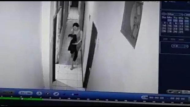 Momen selebgram Ari Pratama usai ditikam kekasihnya terekam CCTV di wisma (Screenshot video viral)