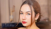 Keputusannya menjadi artis ternyata sempat ditentang orang tua. Foto: dokumen pribadi Monica Muller