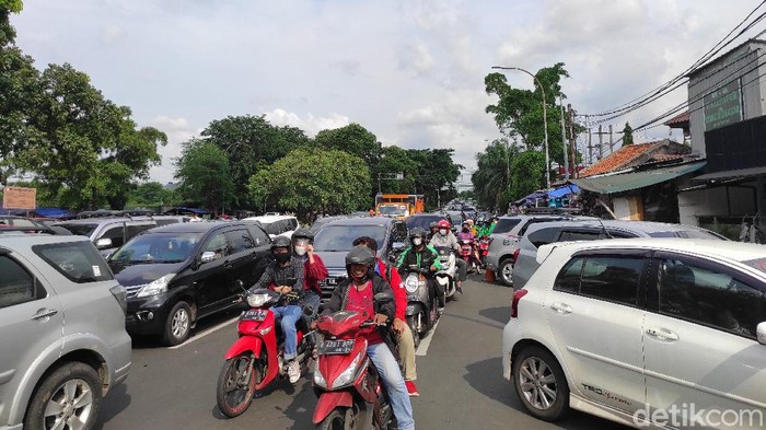 Parkir liar di depan Pasar Gembrong, Jaktim (Azhar Bagas/detikcom)