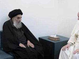 Paus Fransiskus dan Ulama Syiah Bahas Keselamatan Umat Kristen di Irak