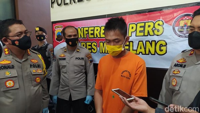 Pelaku nekat menusuk bapak calon mertuanya karena batal dijodohkan saat dihadirkan di Mapolres Magelang, Sabtu (6/3/2021)
